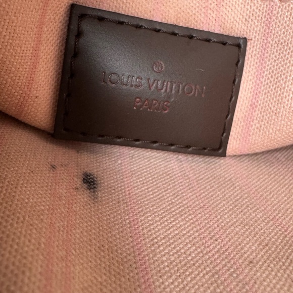 LOUIS VUITTON
Neverfull Pochette Damier Ebene Wristlet Pouch Rose Ballerine - Picture 11 of 12